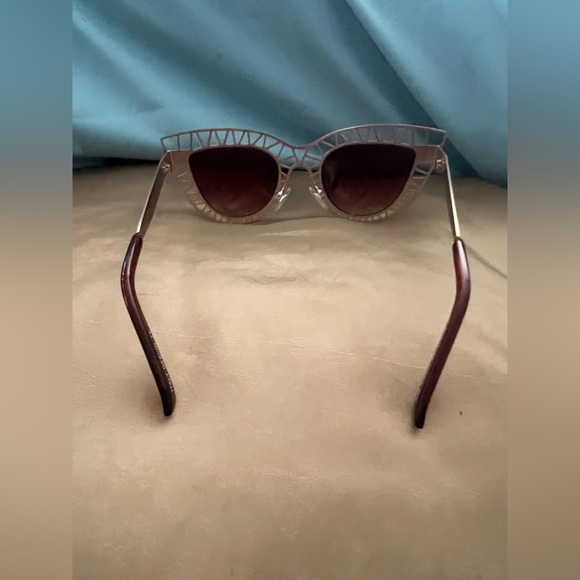 Retro. Cat eye style metal frame sunglasses - Picture 7 of 11